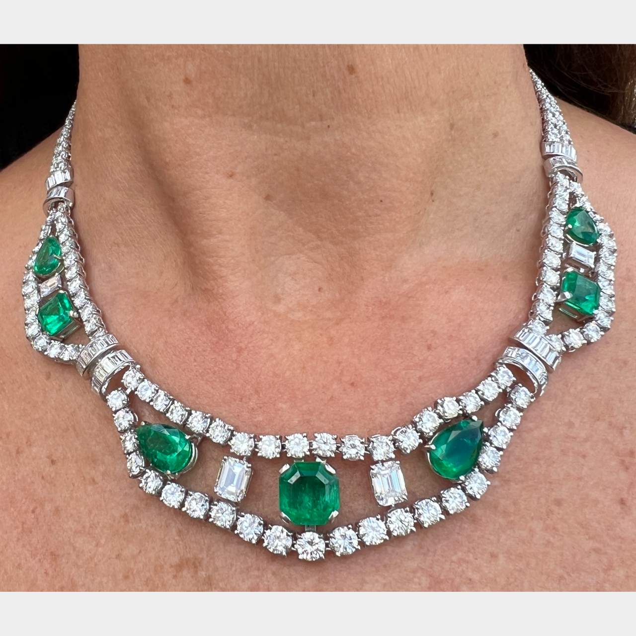 ALDAO 18K White Gold Gubelin & SSEF Certified Colombian Emerald and Diamond Necklace