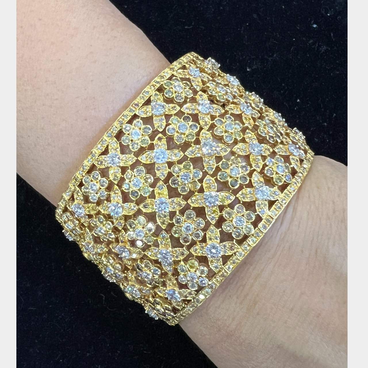 18K Yellow Gold 31.57 Ct. Diamond Cuff Bracelet